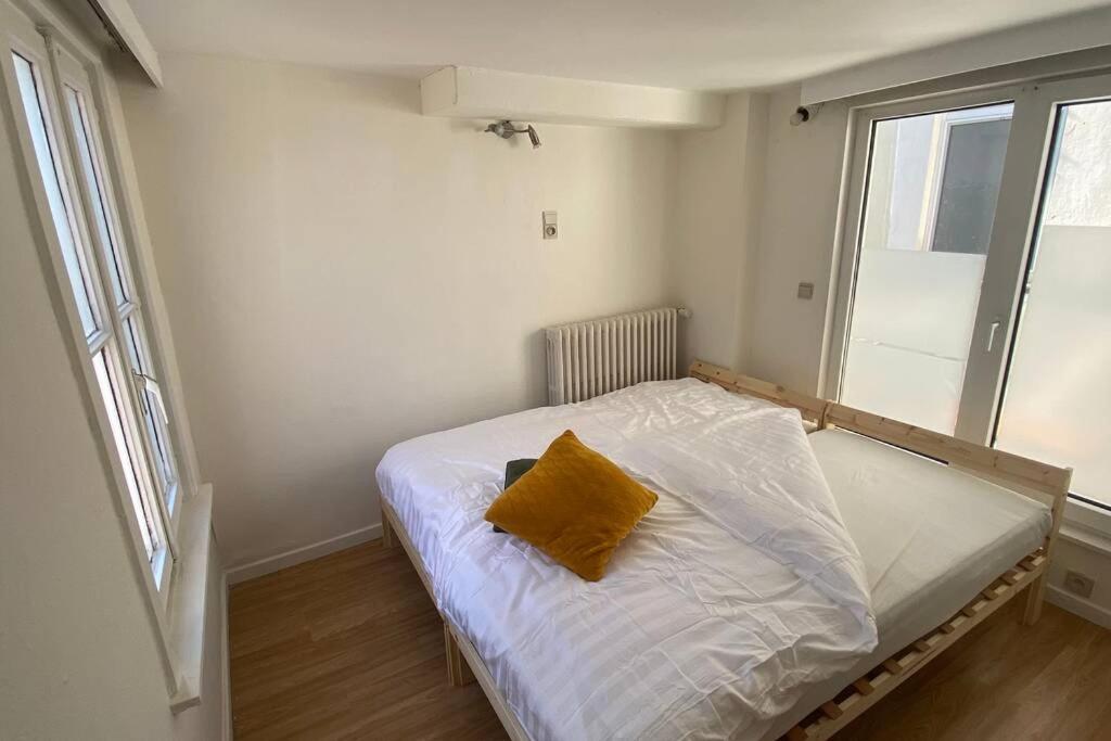 Studio With Terrace In 17Th Century House Apartment บรูจส์ ภายนอก รูปภาพ